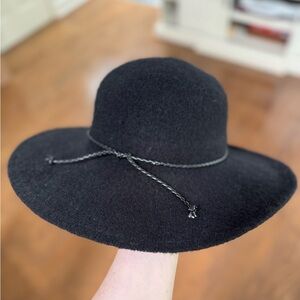 Wide brimmed women’s hat